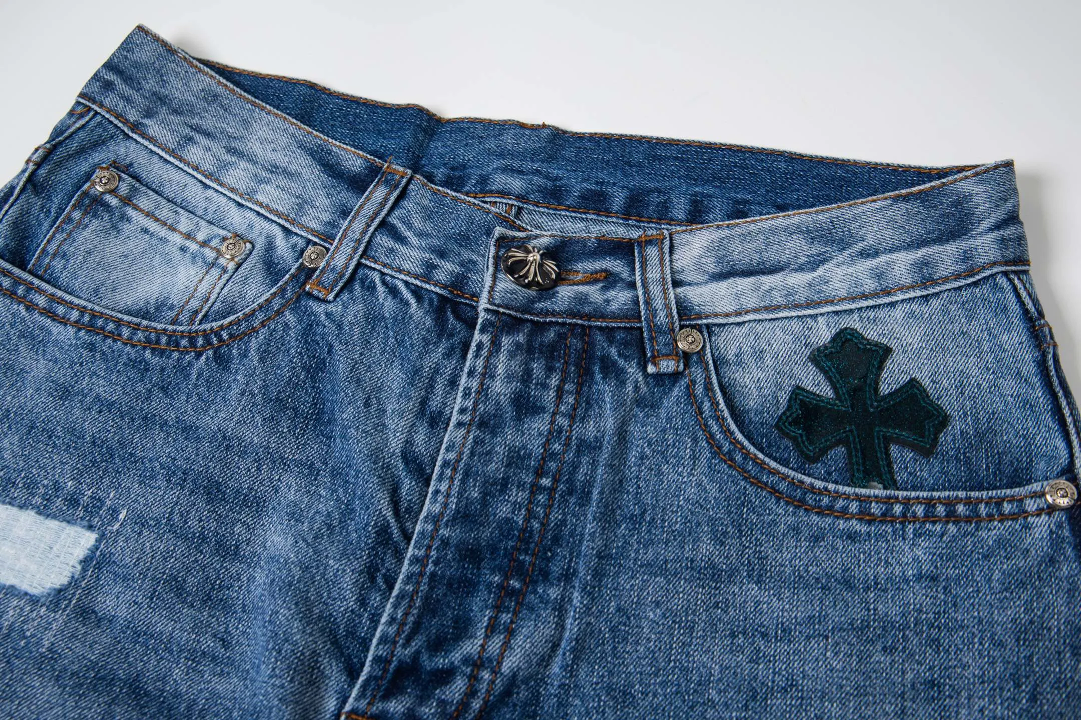 P280 (Higher version, evergreen style) Chrome Hearts/Chrome Hearts 25FW CH Blue Pants Starry Sky Hole Laminated Cross Bamboo Jeans. It adopts starry sky theme leather elements, mostly presented in the shape of a cross, with glitter on the leather surface. Unique design with simple and elegant details, exquisite workmanship, neat lines of the entire trousers, and perfect details! It’s also so cool that both men and women can easily control it. It’s a gender-neutral trendy up version. Style number: 1766# Color: blue Size: 28 30 32 34 36